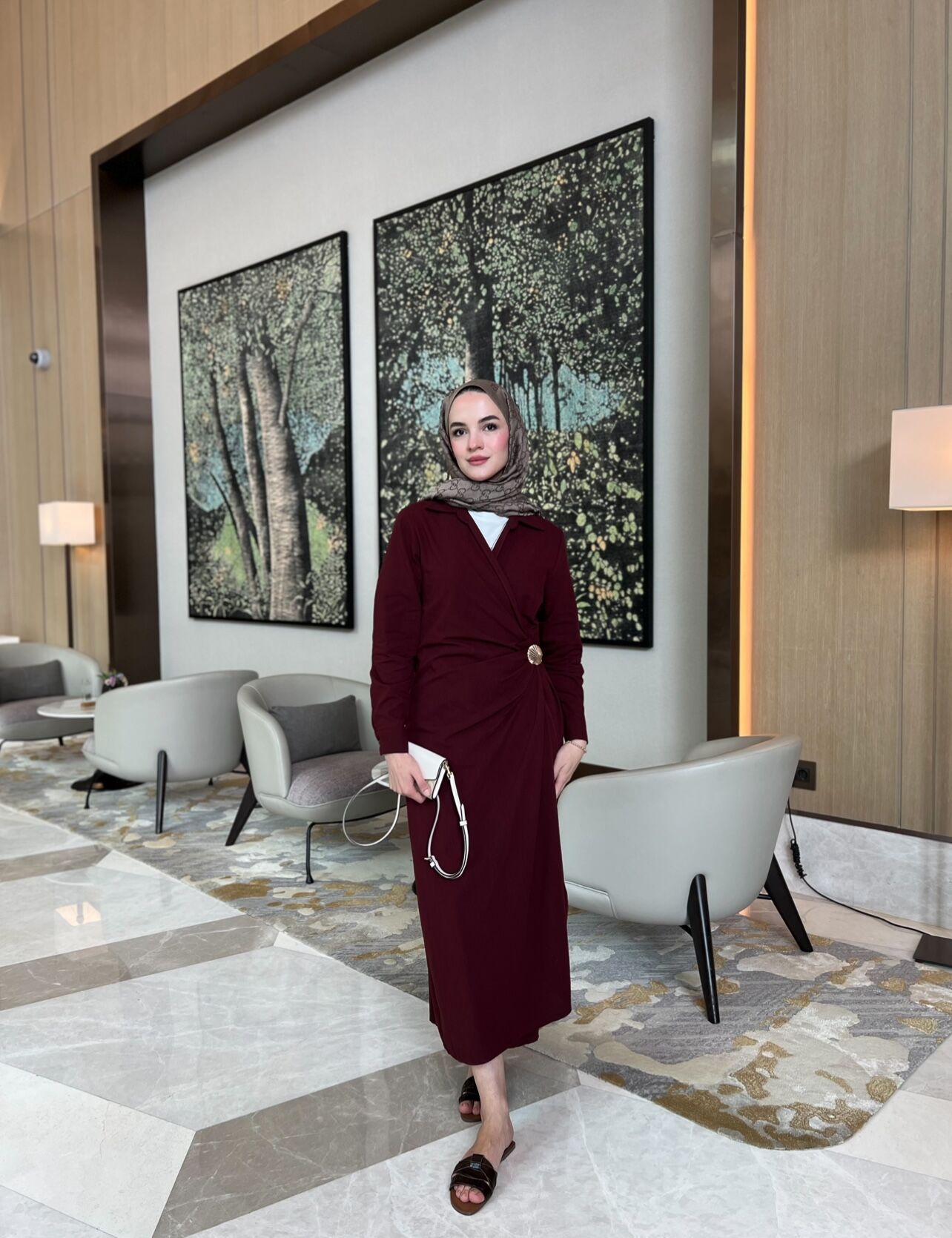 Deniz Kabuğu Broşlu Keten Elbise BORDO