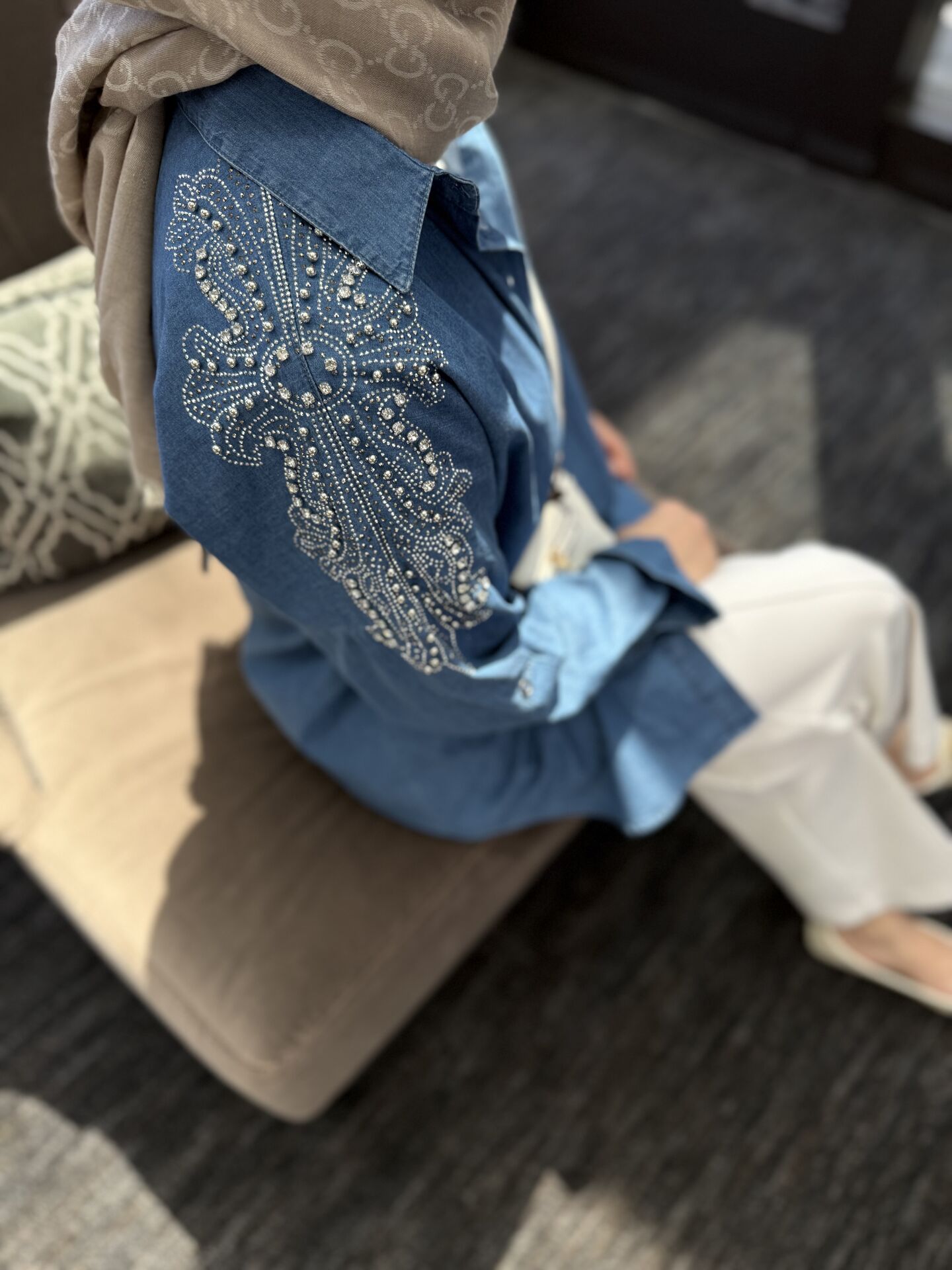 Omuzları taşlı Denim gömlek