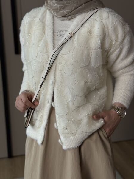 Çiçek işlemeli Angora Hırka