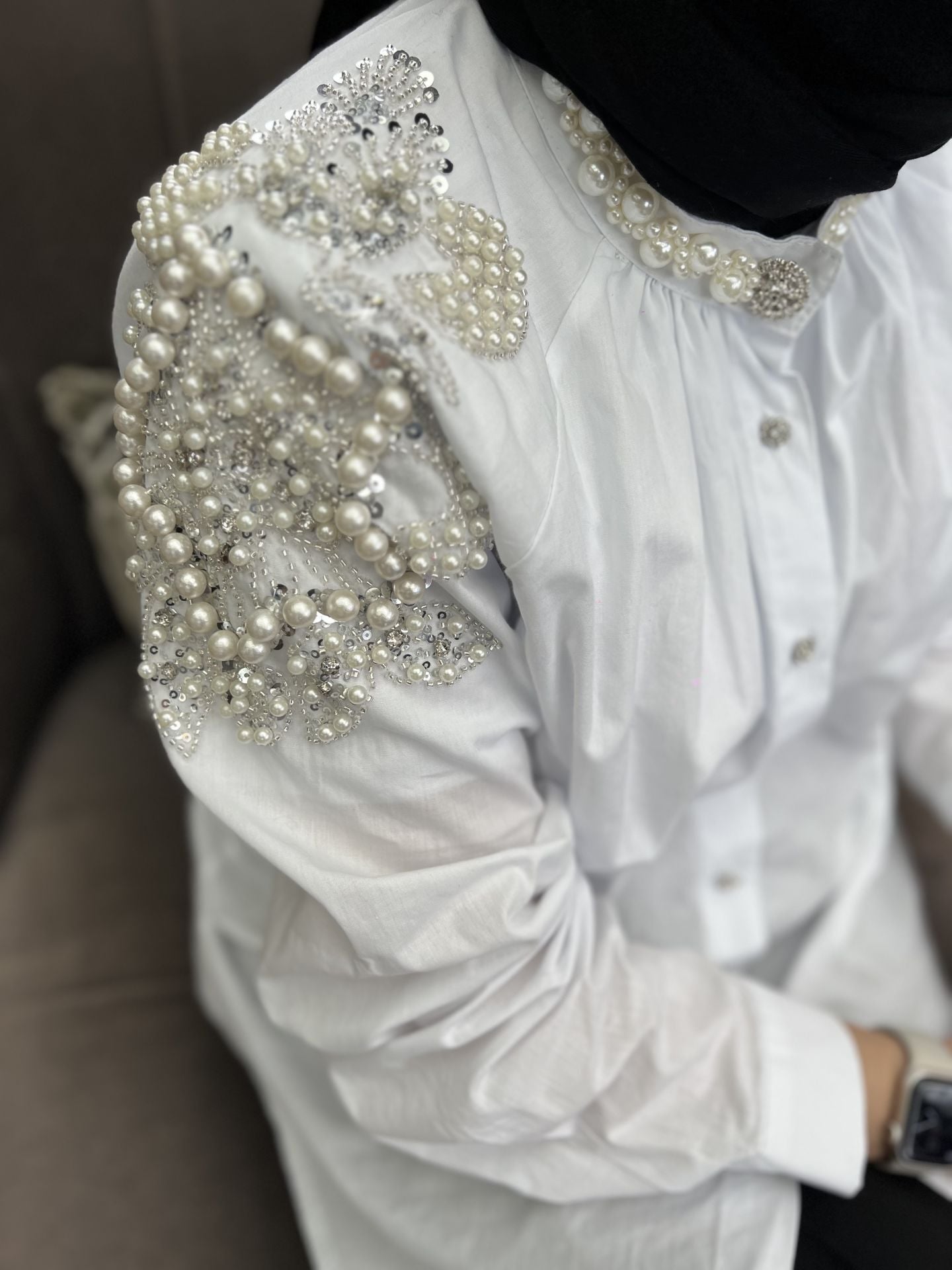 Omuzları işlemeli gömlek beyaz