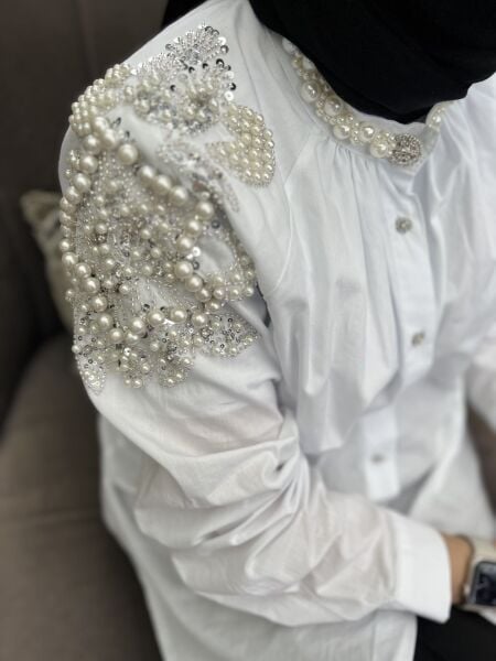 Omuzları işlemeli gömlek beyaz