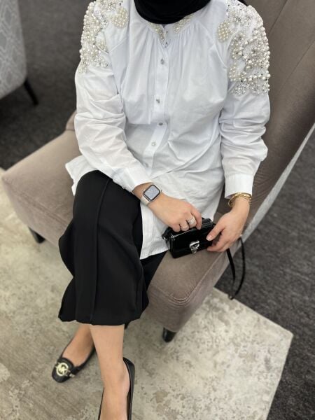 Omuzları işlemeli gömlek beyaz