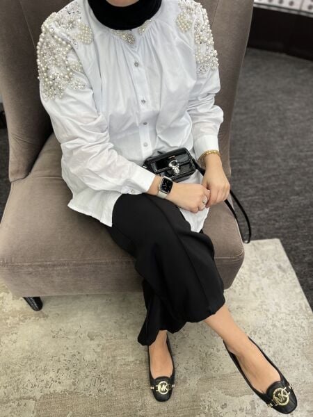 Omuzları işlemeli gömlek beyaz