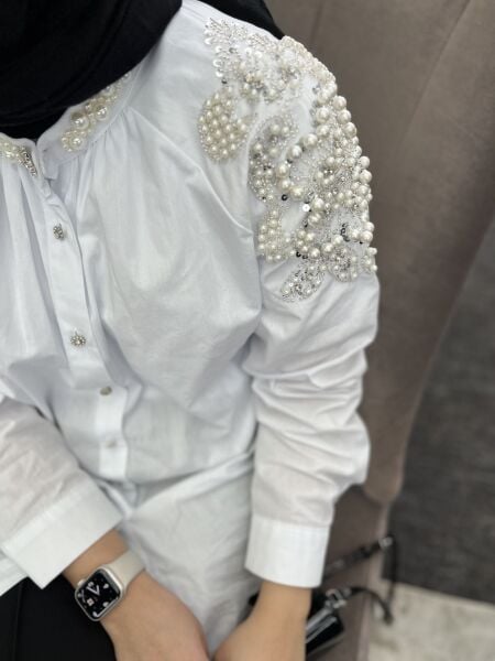 Omuzları işlemeli gömlek beyaz