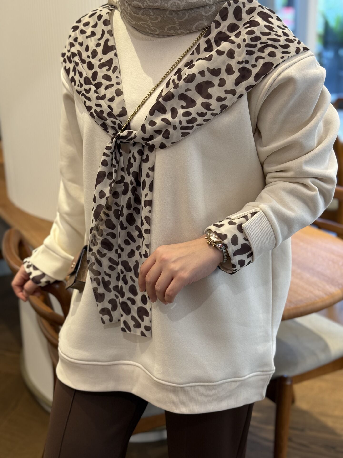 Fular detaylı leopar sweatshirt krem