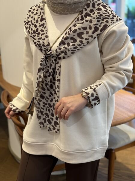 Fular detaylı leopar sweatshirt krem