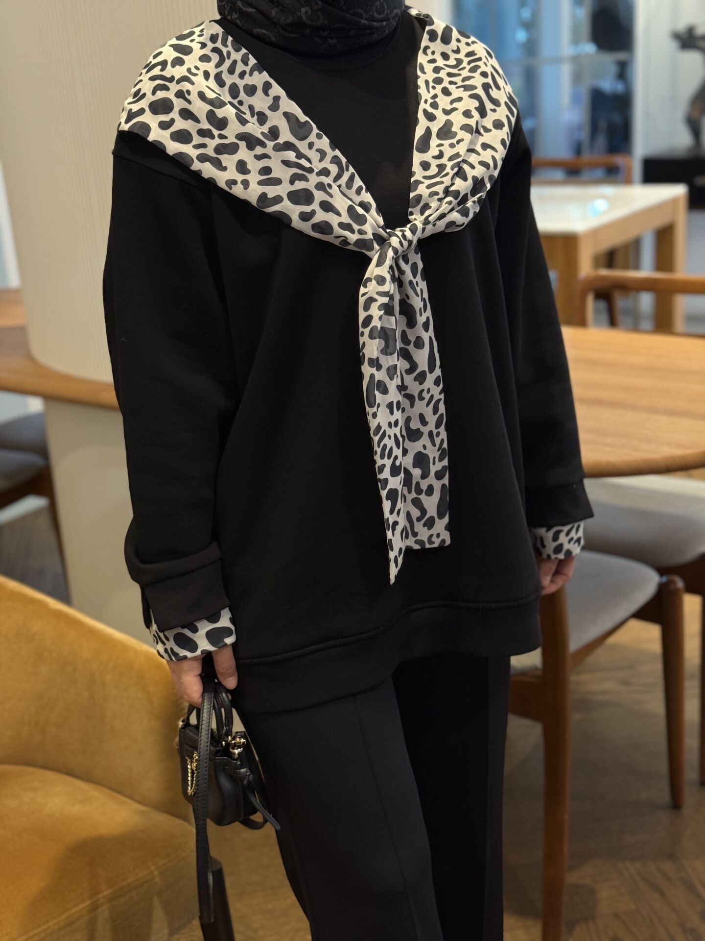 Fular detaylı leopar sweatshirt siyah