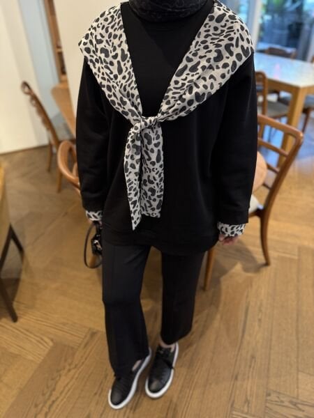 Fular detaylı leopar sweatshirt siyah