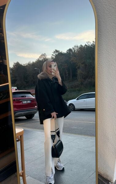 Yakası Kürklü Siyah Trenç