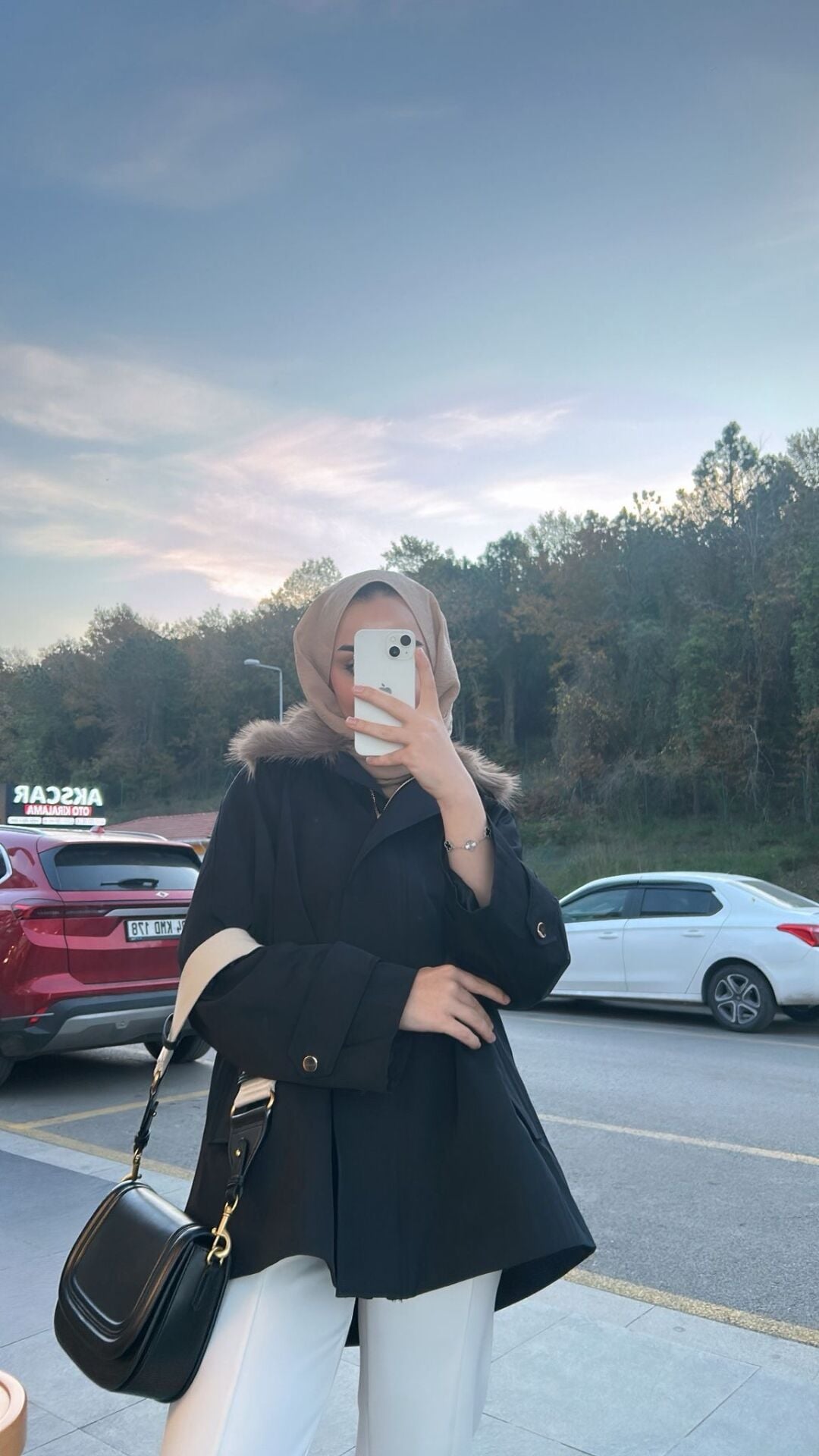 Yakası Kürklü Siyah Trenç