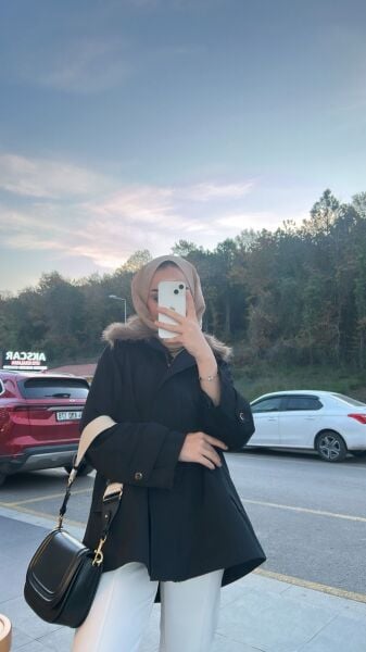 Yakası Kürklü Siyah Trenç